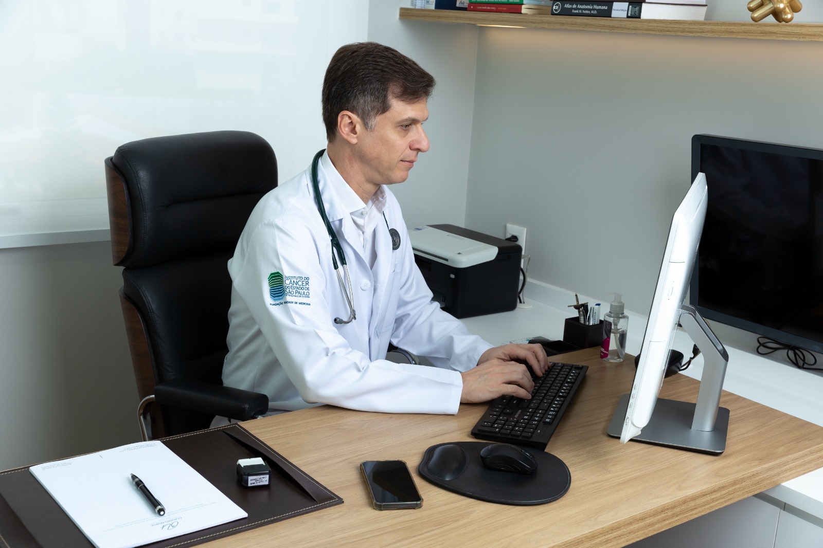 Dr. Cláudio Murta no consultório, durante o atendimento